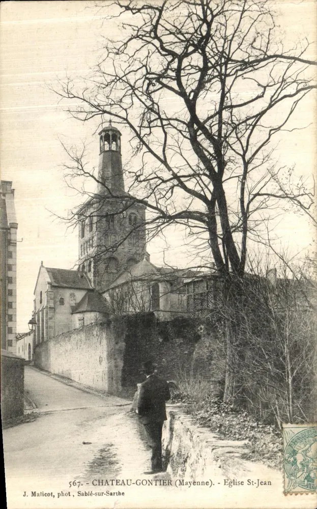 Château-Gaontier (Mayenne) — Église Saint-Jean, vue avec un arbre dénudé et un piéton — J. Malicot, phot. Sablé-sur-Sarthe, n° 567 - Vorderseite