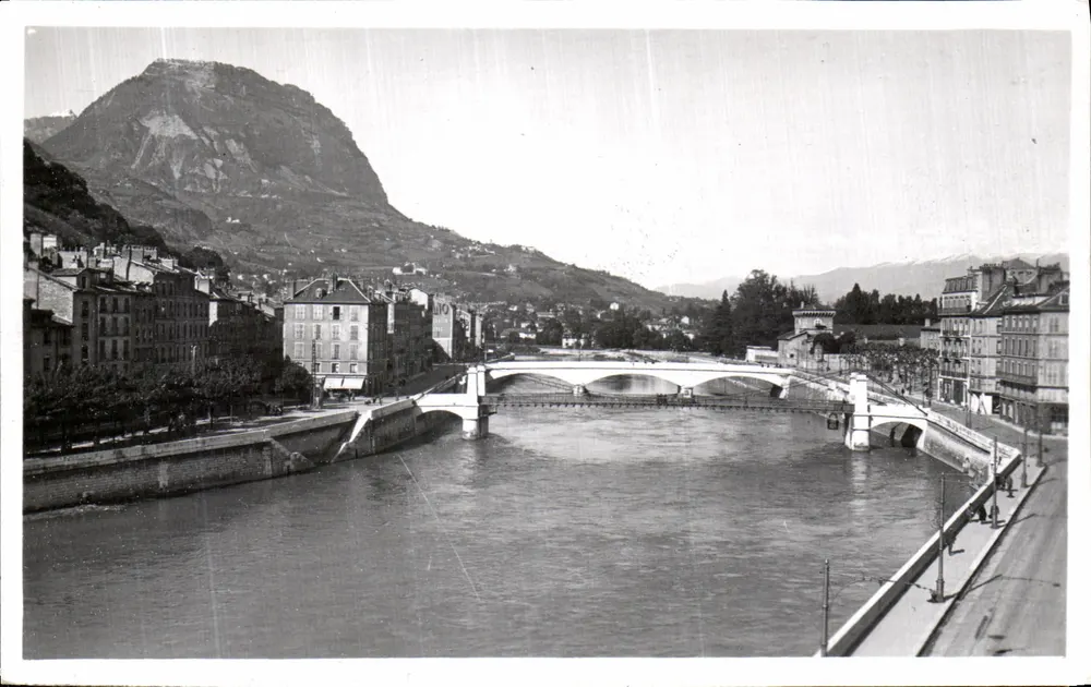 Ponte sobre o Rio Ródano em Grenoble — vista panorâmica — editor não identificado - Frente