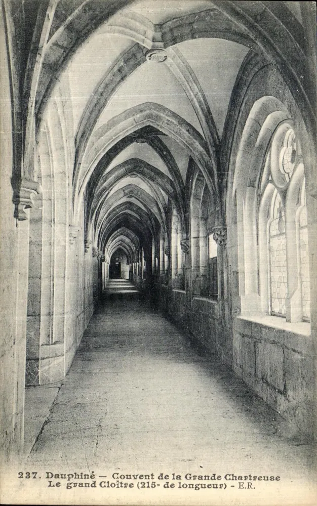 Dauphiné — Convento da Grande Chartreuse — O grande Claustro (215 m de comprimento) — E.R. - Frente