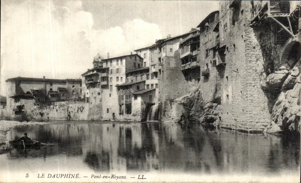 Pont-en-Royans — Vista do ponte e das casas sobre o rio — LL - Frente