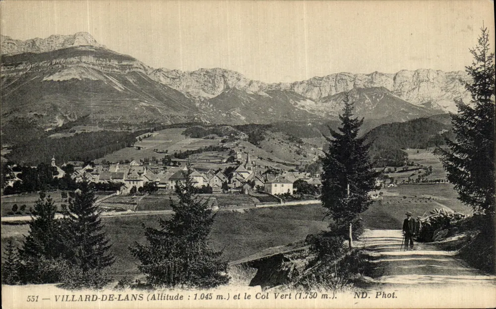 Villard-de-Lans (Altitude: 1.045 m.) e o Col Vert (1.750 m.) — ND. Phot. — n° 551 - Frente