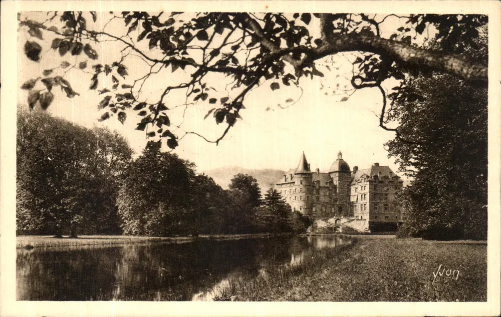 Castelo de Vizille — O Parque e a Pequena Lagoa — Les Éditions d'Yvon, Paris - Frente