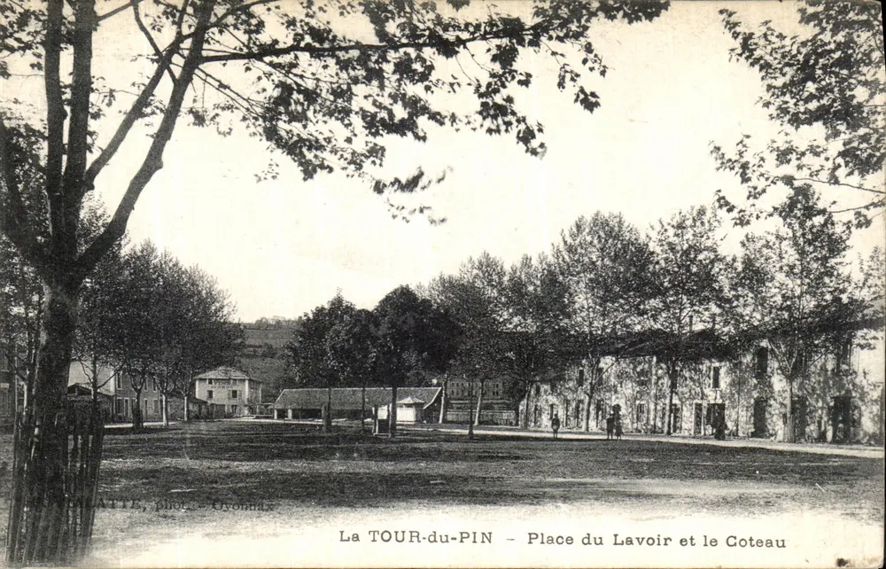La TOUR-du-PIN - Platz des Wäschereihofs und der Hügel — phot. Ouvonhaux - Vorderseite