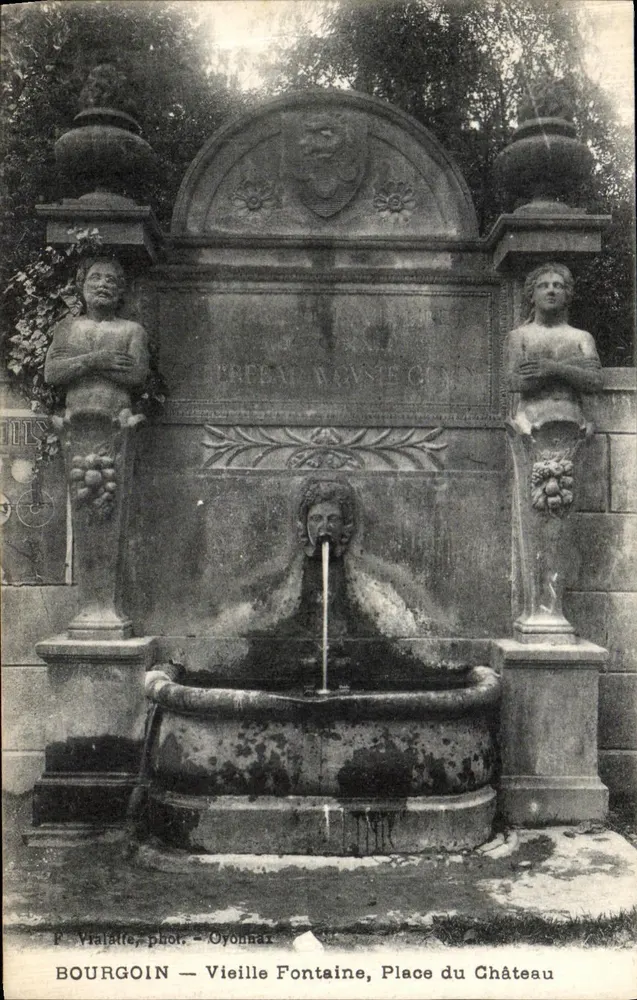 Bourgoin — Alte Fontäne, Place du Château — P. Viaisite, Foto - Oyonnax - Vorderseite