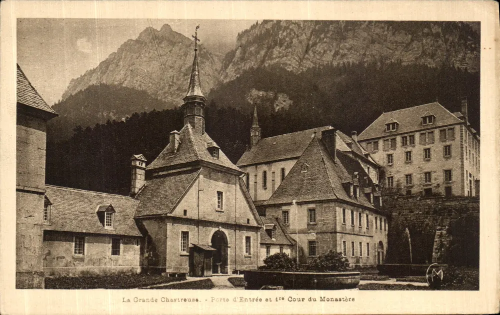 La Grande Chartreuse - Eingangstor und erster Hof des Klosters - Vorderseite