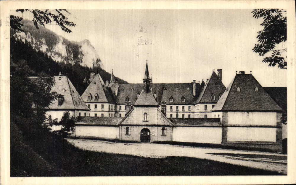 Mosteiro da Grande Chartreuse — Entrada do Mosteiro — Serv. Comercial Monuments Historiques - Frente