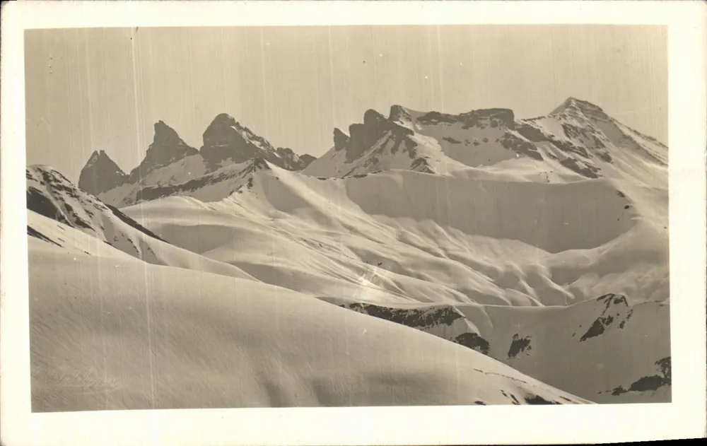 Montanhas nevadas — vista alpina — editor não visível - Frente