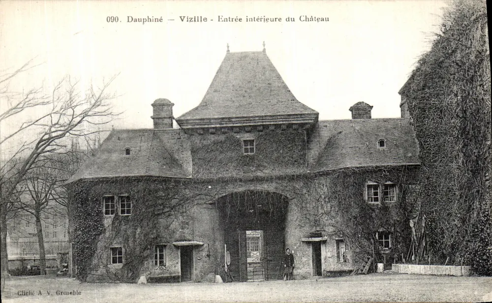 Vizille - Innere Eingang des Schlosses — Dauphiné — Cliché A. V. Grenoble — n° 090 - Vorderseite