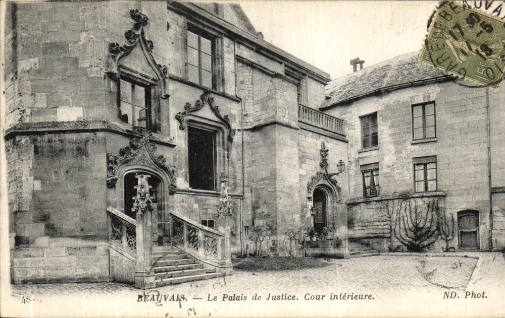 Beauvais — El Palacio de Justicia. Patio interior. — ND. Fot. - Anverso