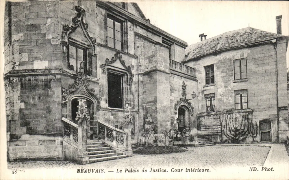 Beauvais — O Palácio de Justiça. Pátio interno. — ND. Fot. - Frente