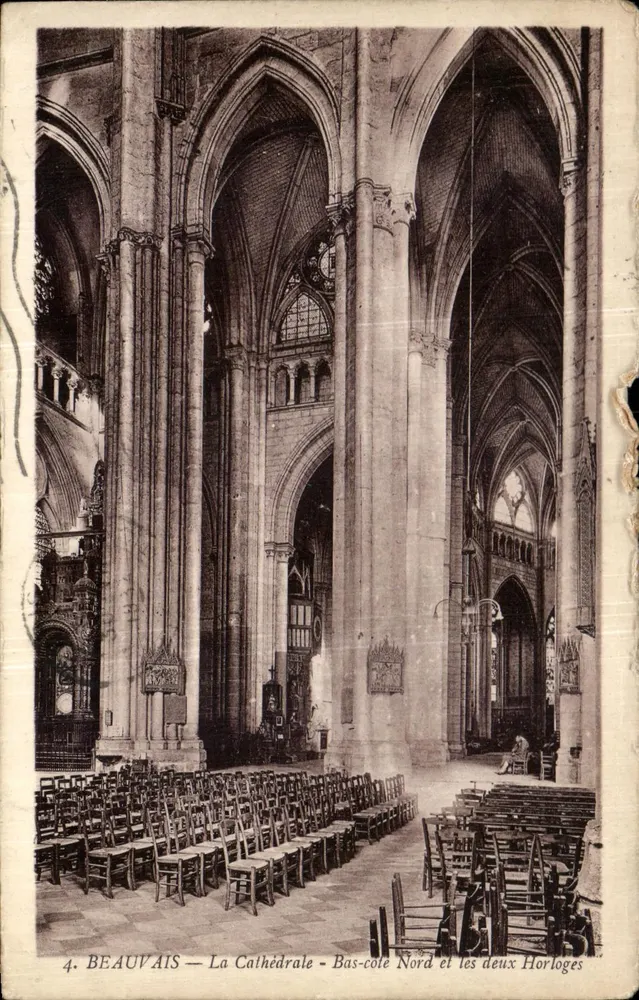 Beauvais — Die Kathedrale - Nordseite und die beiden Uhren - Vorderseite