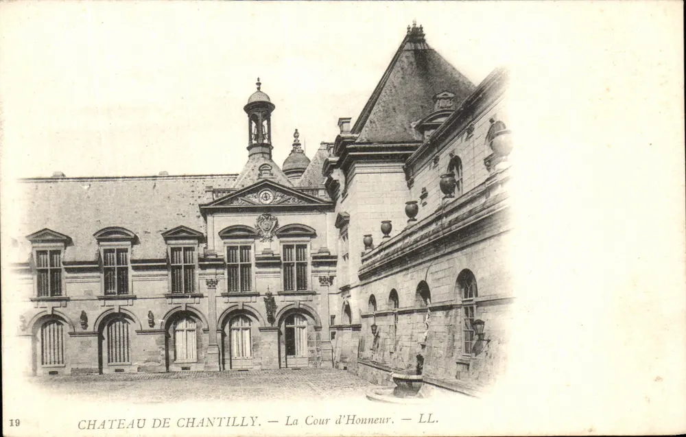 Castelo de Chantilly — A Cour d'Honneur — LL. n°19 - Frente