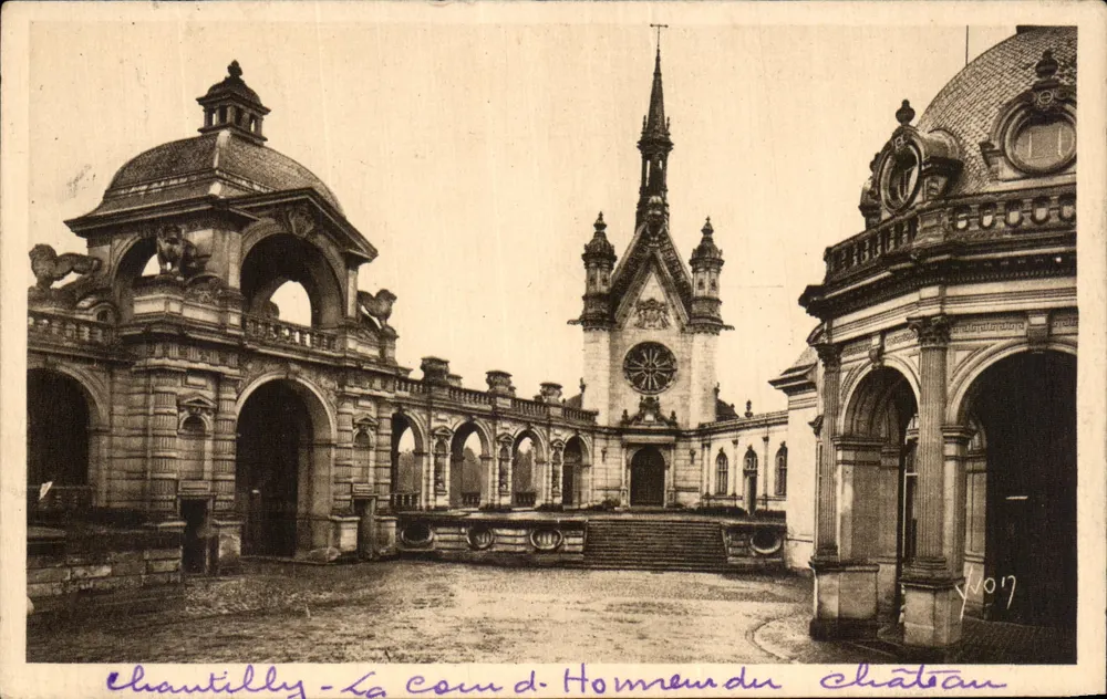 Chantilly - A Cour de Honra do Castelo — Edição de Arte YVON, n°107 - Frente