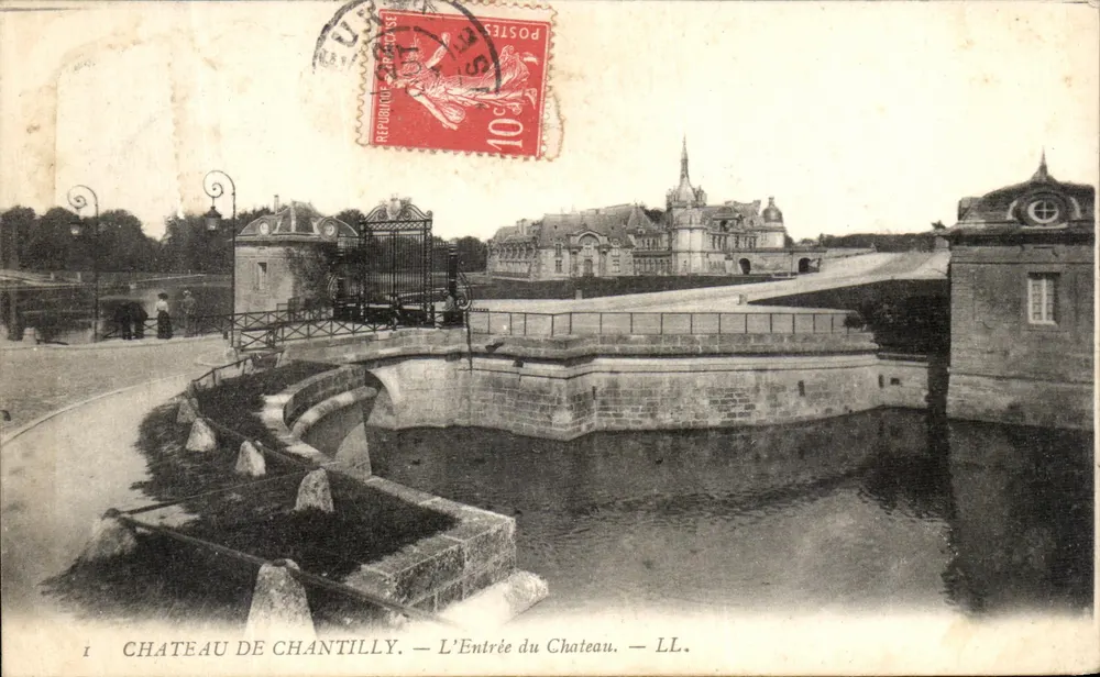 Castelo de Chantilly — A Entrada do Castelo — LL. - Frente