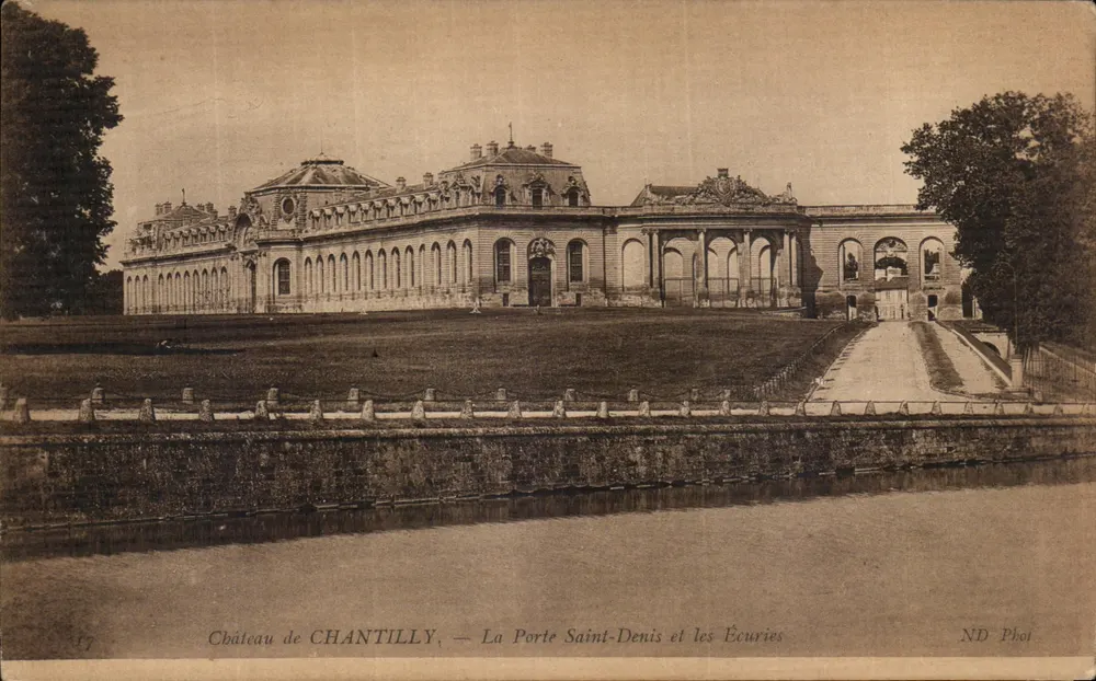 Schloss Chantilly — Die Porte Saint-Denis und die Ställe — ND Phot - Vorderseite