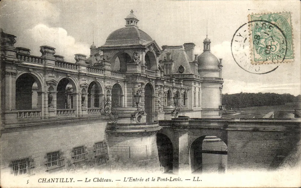 Chantilly — Das Schloss — Der Eingang und die Zugbrücke — LL. - Vorderseite