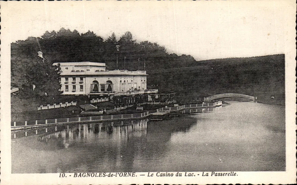Bagnoles-de-l'Orne — Das Kasino am See — Die Brücke - Vorderseite