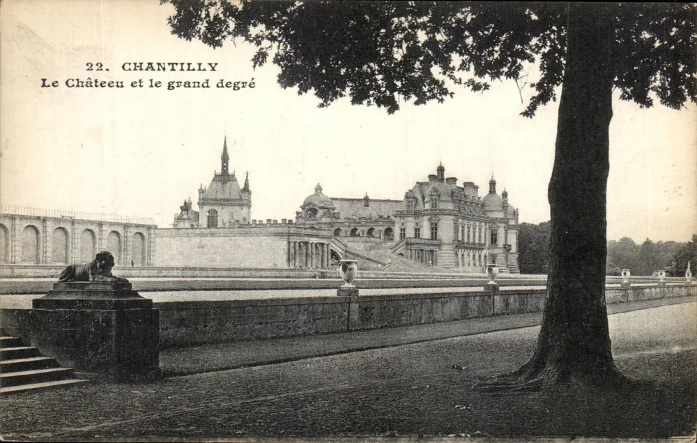 Chantilly — Das Schloss und die große Treppe — A. Bourdier, Versailles - Vorderseite