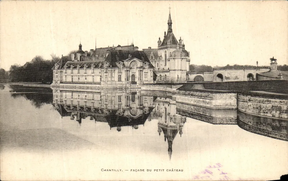 Chantilly — Façade du Petit Château — Imprimerie de Brugel & Cie, Paris - Frente
