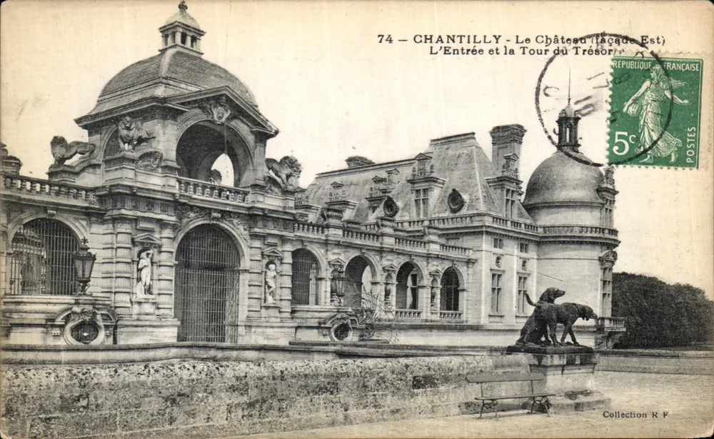 Chantilly - Schloss (Ostseite) — Eingang und Schatzturm — Sammlung R P - Vorderseite