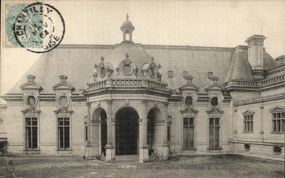 Château de Chantilly — Eingang zum Großen Vestibül — C. L. C. - Vorderseite