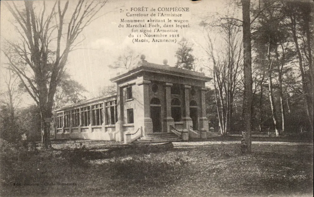 Floresta de Compiègne — Monumento abrigando o vagão do Marechal Foch, assinado o Armistício do 11 de Novembro de 1918 — Magès, Arquiteto - Frente
