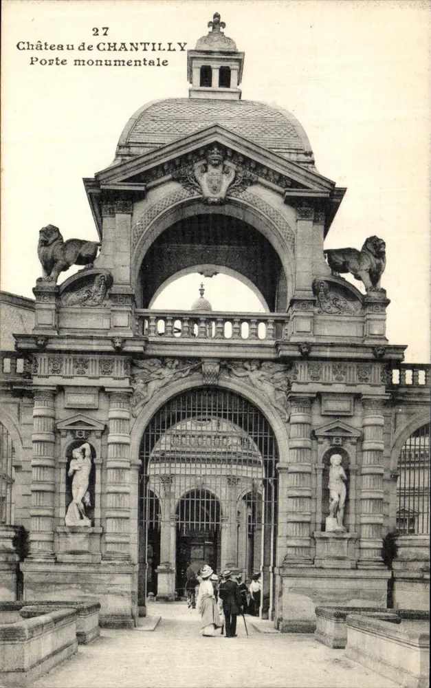Castelo de Chantilly — Porta monumental — Hélliot, A. Bourdier, Versailles - Frente