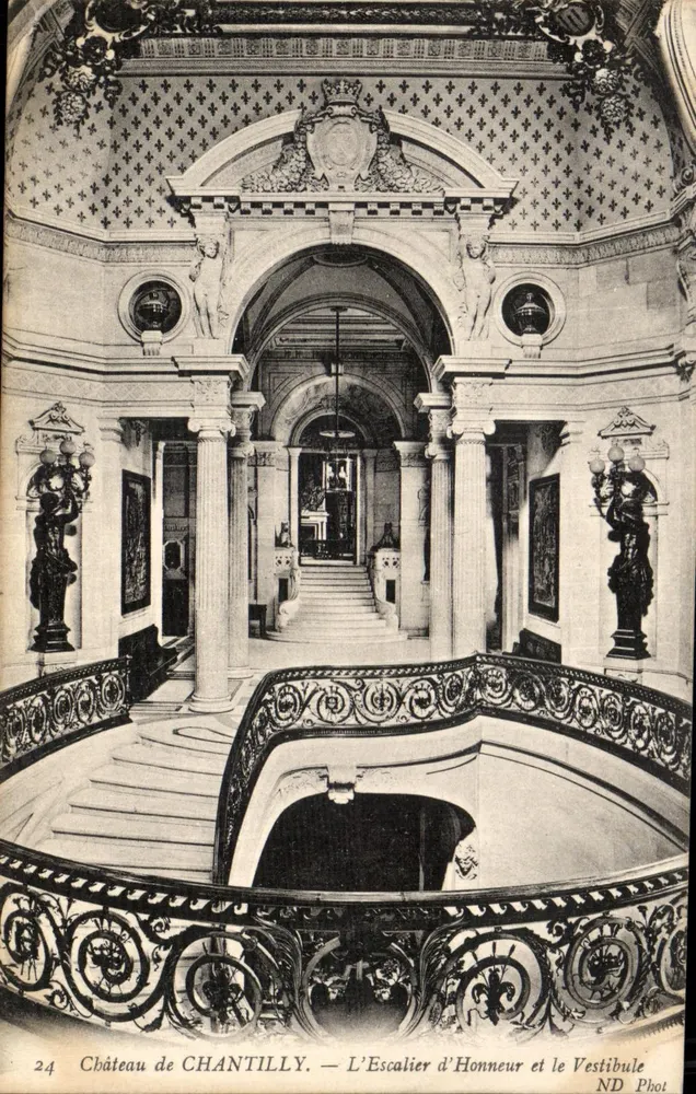 Schloss Chantilly — Die Ehrenstiege und der Vestibül — ND Phot - Vorderseite