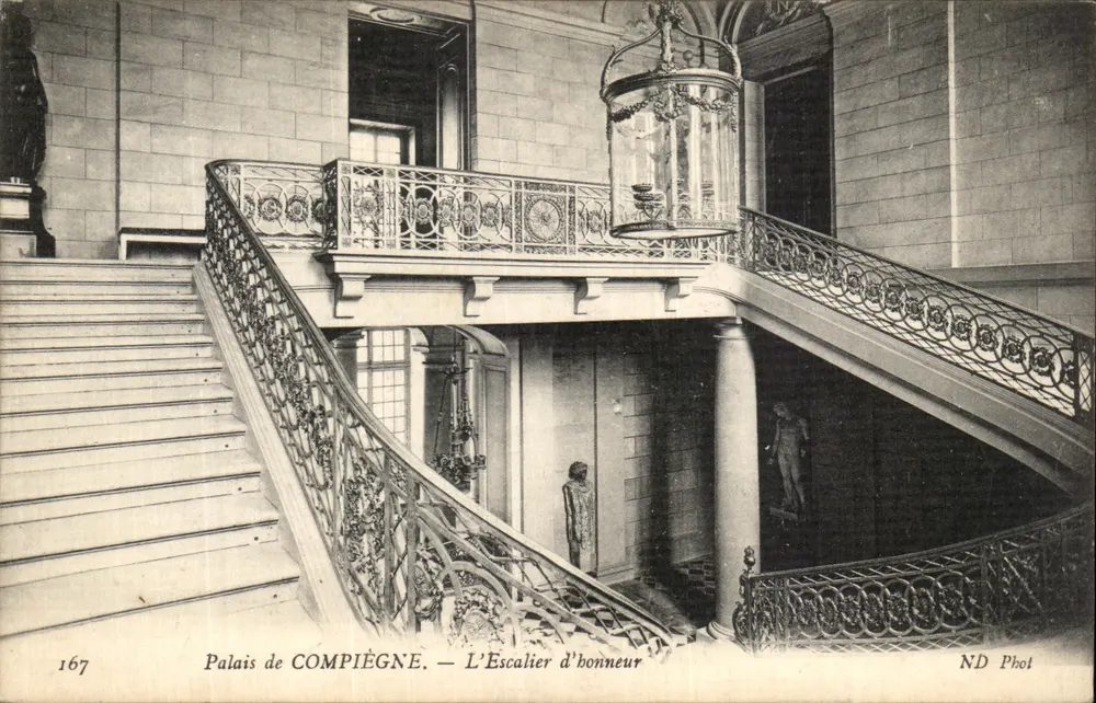 Palácio de COMPIÈGNE — A Escada de Honra — ND Phot - Frente