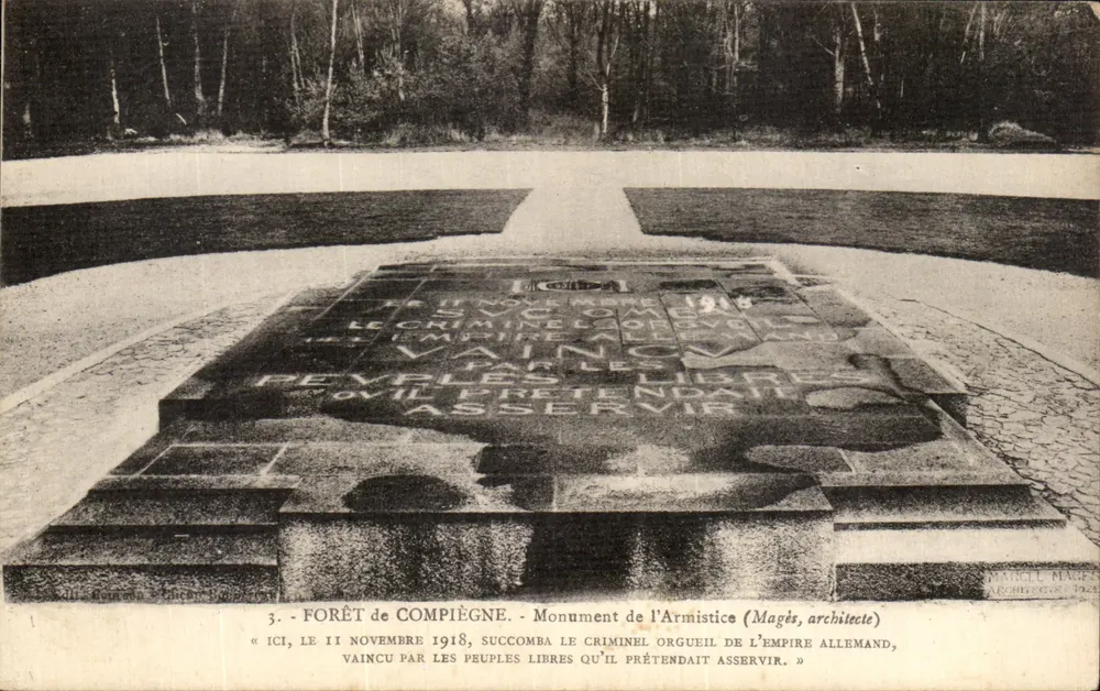Floresta de Compiègne — Monument do Armistício — Magès, arquiteto - Frente