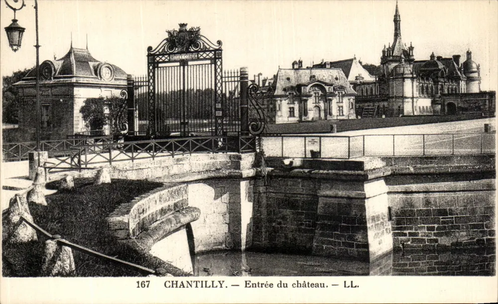 Chantilly — Entrada do castelo — LL. — N° 167 - Frente