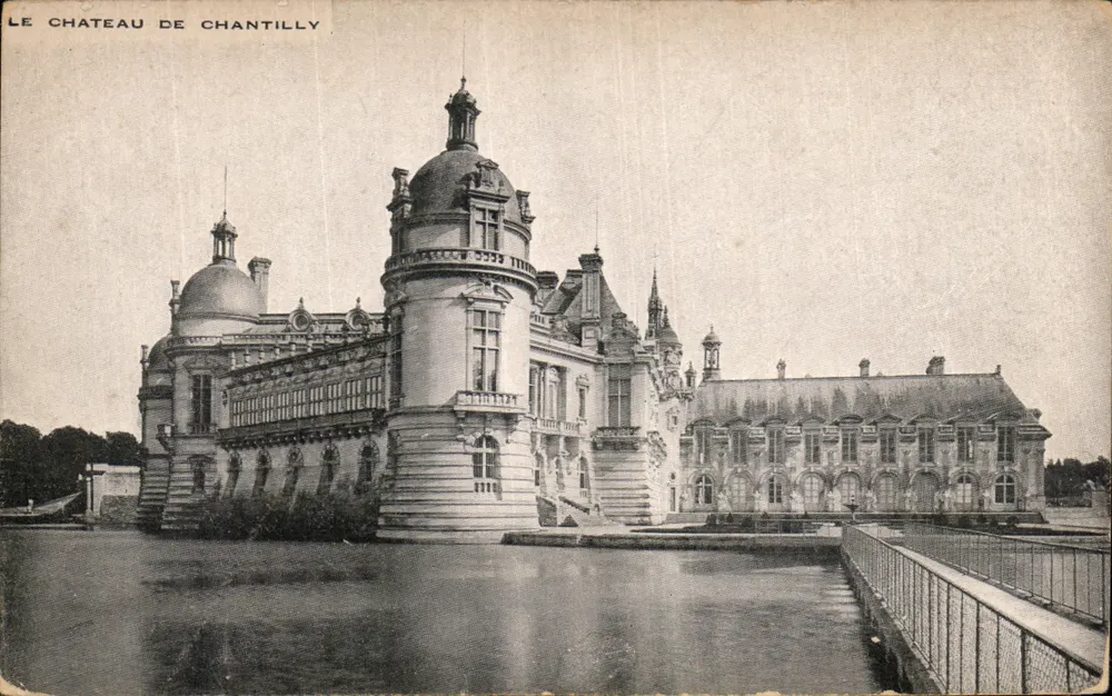 O Castelo de Chantilly — vista do castelo e de seu lago — editor não visível - Frente