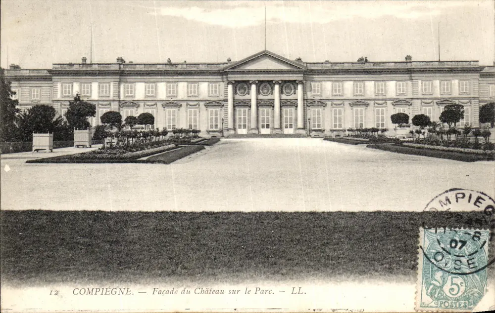 Compiègne — Fachada do Castelo no Parque — LL. - Frente