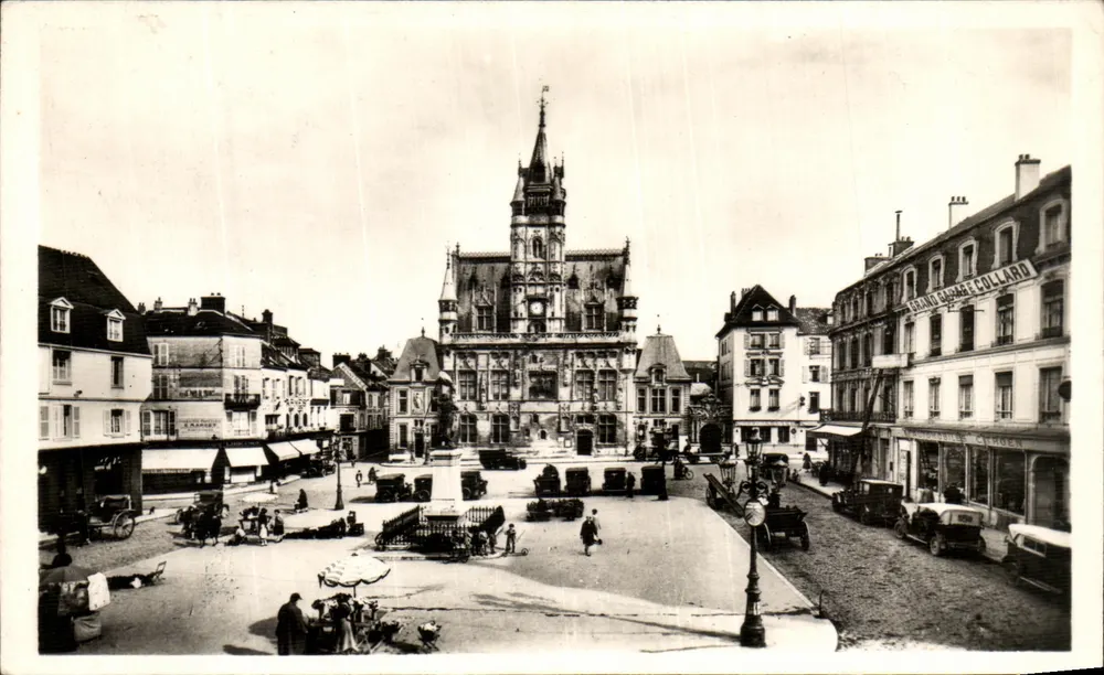 Compiegne — Place de l'Hôtel de Ville — editor REAL-PHOTO, n°275 - Anverso