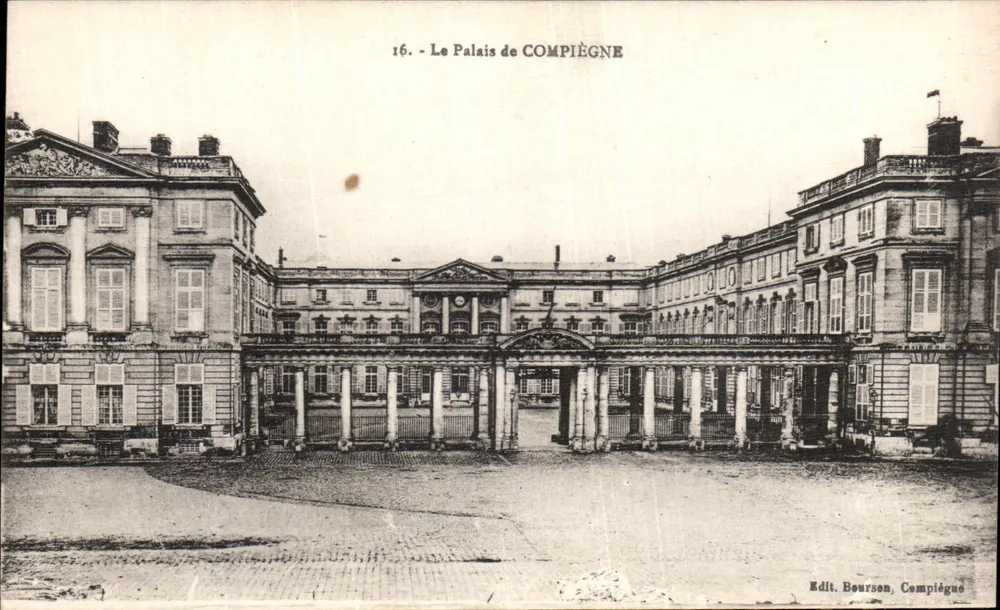 O Palácio de Compiègne — vista do pátio interno — Edit. Bourson, Compiègne - Frente
