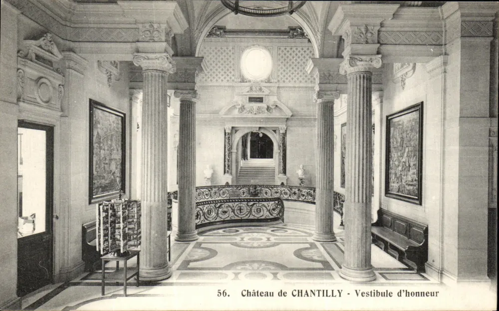 Castelo de CHANTILLY - Vestíbulo de honra — n° 56 — Héliotypie Bourdier et Faucheux, Versailles - Frente