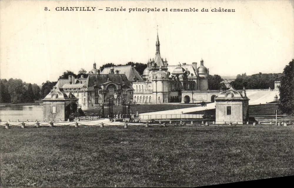 Chantilly — Haupteingang und Schlossensemble — Héliotypie A. Bourdier Versailles - Vorderseite
