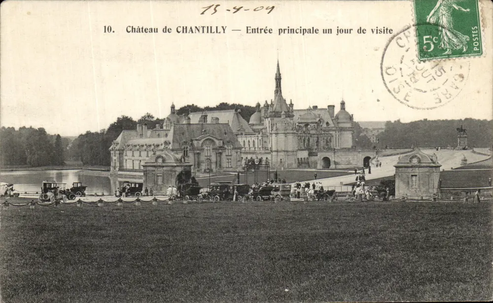 Château de Chantilly — Entrée principale un jour de visite — Éditeur : Héliotypie Bourdier et Faucheux, Versailles, n°10 - Vorderseite