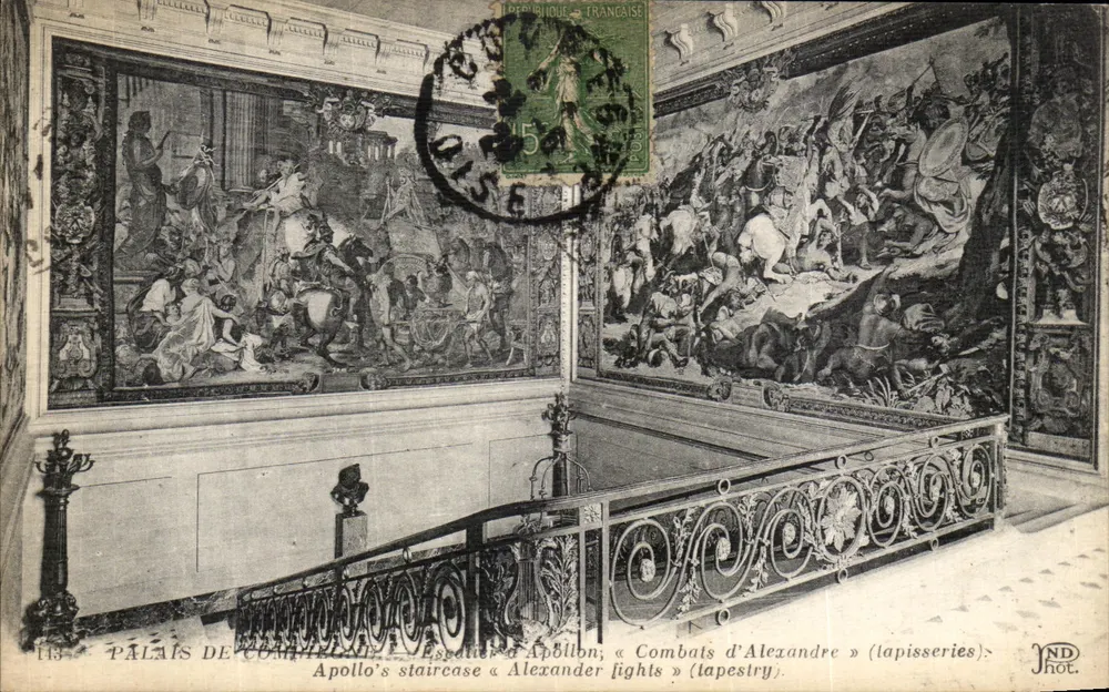 Palácio de Chaillot — Escada de Apolo ; « Combates de Alexandre » (tapetes) — ND Fot. - Frente