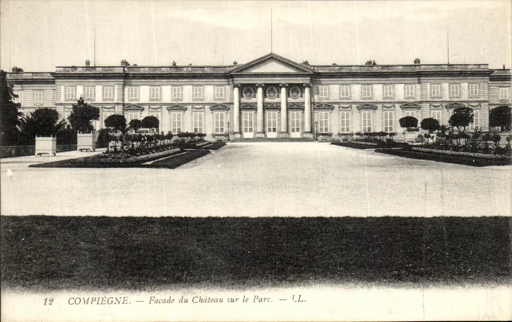 Compiègne — Fachada do Castelo no Parque — LL. n°12 - Frente