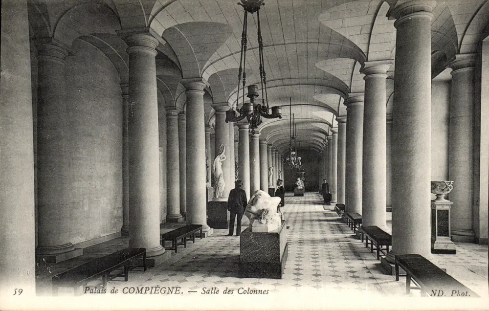 Palácio de COMPIÈGNE — Sala das Colunas — ND. Phot. - Frente