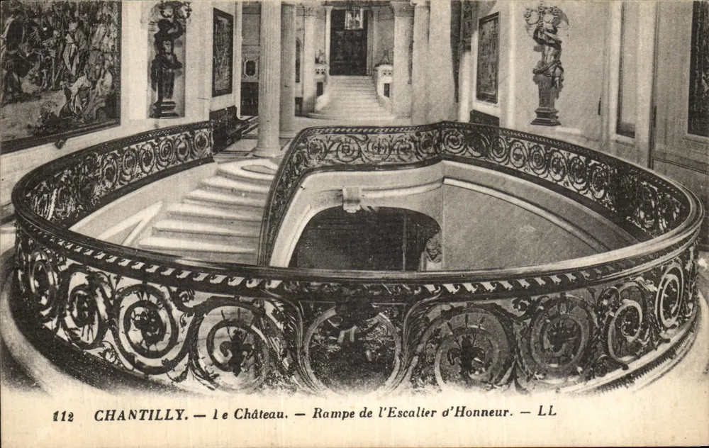 Chantilly — das Schloss — Treppenrampe — LL - Vorderseite