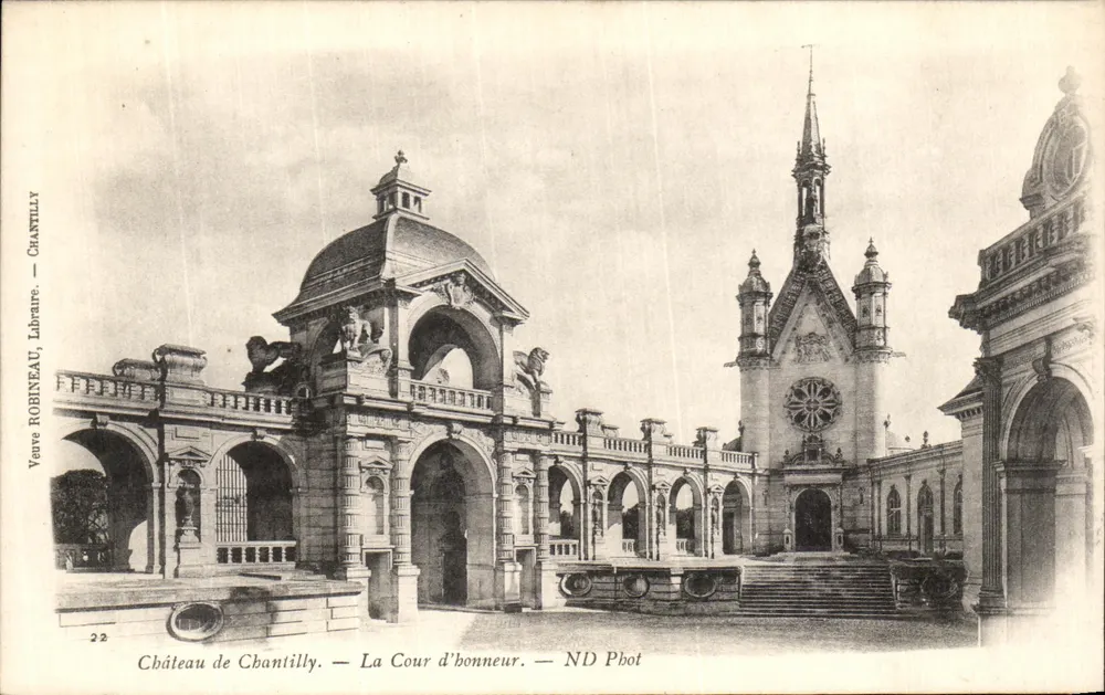 Castelo de Chantilly — A Cour d'honneur — Veuve ROBINEAU, Chantilly - Frente