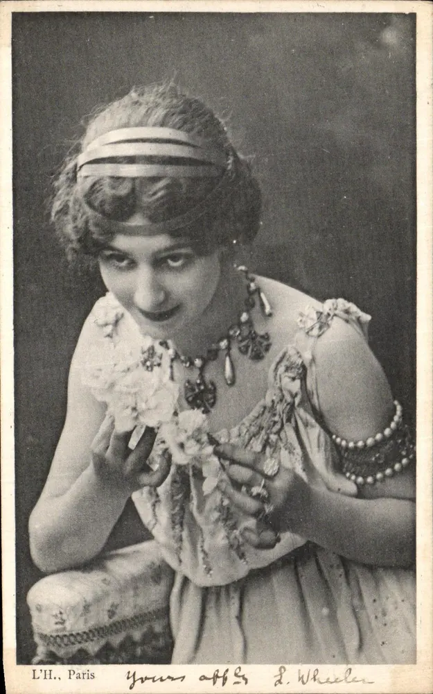 Frau in geschmücktem Kleid — Paris — L.H. (Léon Hébert) - Vorderseite