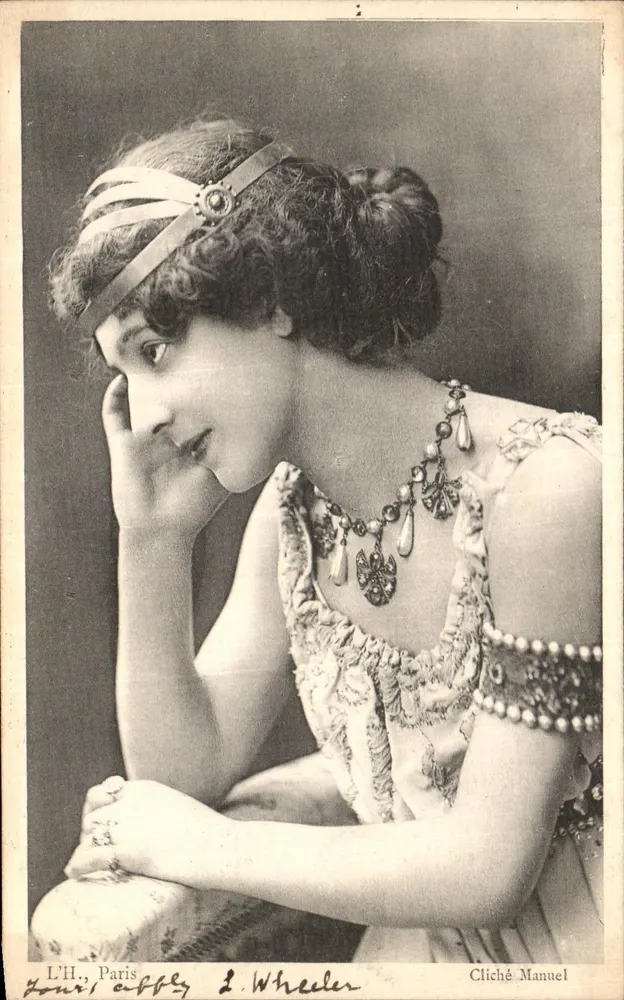 L. Wheeler — Portrait einer Frau in prunkvoller Kleidung — Cliché Manuel, Paris - Vorderseite