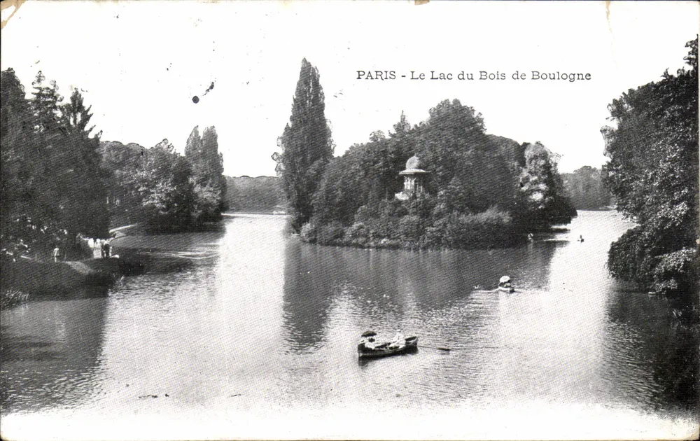 PARIS - Le Lac du Bois de Boulogne — vue du lac avec embarcation et kiosque sur île - Vorderseite