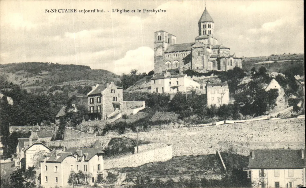 Saint-Nectaire heute — Die Kirche und das Pfarrhaus - Vorderseite