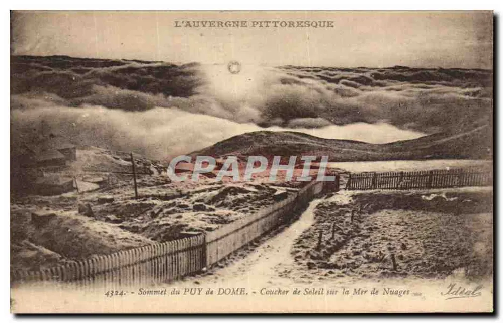 Gipfel des PUY DE DOME — Schicht Sonnenlicht auf dem Meer der Wolken — Ideal - Vorderseite