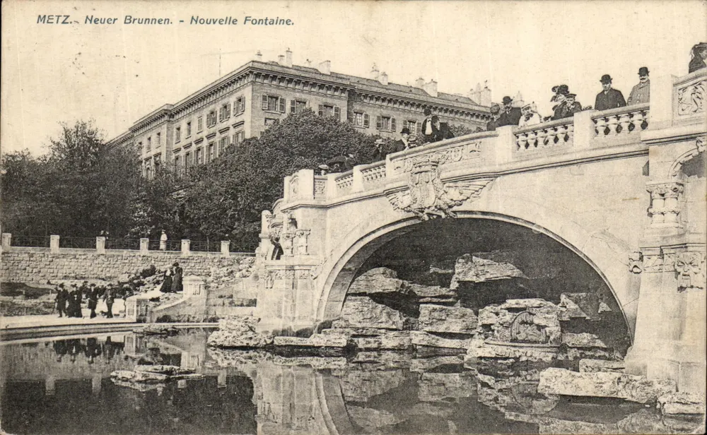 Metz - Neue Fontäne — Verzierte Brücke und Gebäude im Hintergrund — Fringe & Gachet, Nr. 112 - Vorderseite