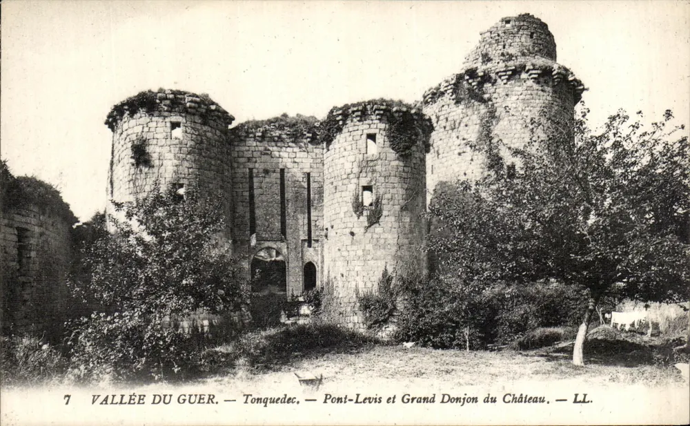 Tal des Guer — Tonquedec — Pont-Levis und Großer Donjon des Schlosses — LL. - Vorderseite